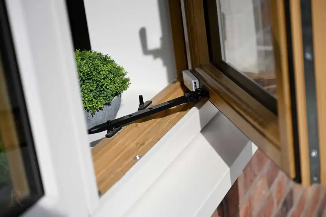 Residence R9 dual colour window